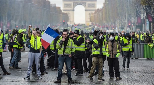Fransa İçişleri Bakanlığı: 200 civarı barışçıl protestocu var