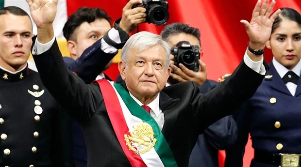 Obrador göreve neoliberalizmi eleştirerek başladı