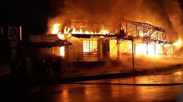 Sakarya'da yangın: 30 dükkan kullanılamaz hale geldi