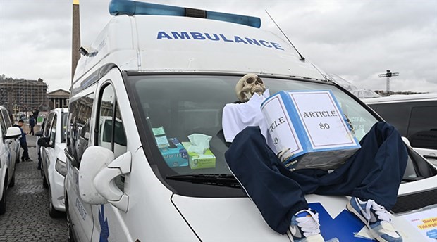 Fransa'da ambulans çalışanlarından eylem