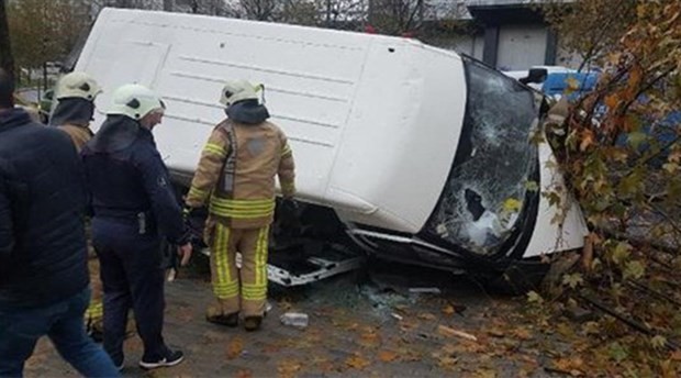 Servis minibüsü kaza yaptı: 14 işçi yaralı