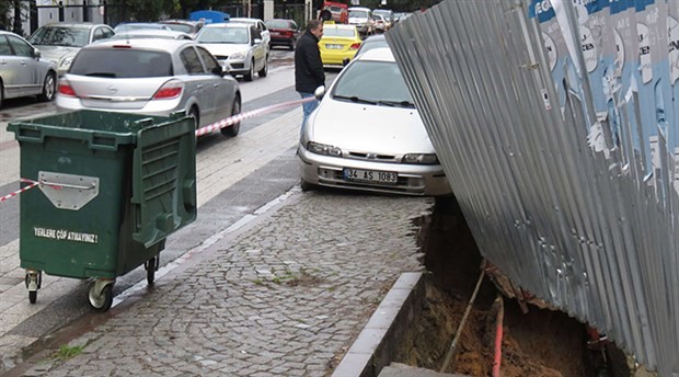 Maltepe'de kaldırım çöktü, park halindeki araç askıda kaldı