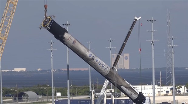 Space X'in roketi Falcon 9'un suya düşme anı görüntülendi