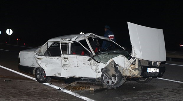 Kemer'de otomobil duvara çarptı: 2 ölü, 4 yaralı