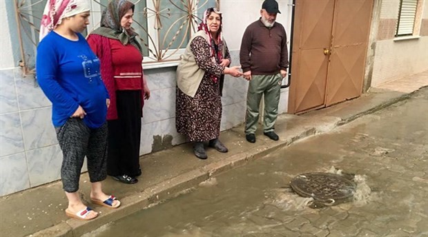 Turgutlu'da rögarlar tıkandı, evleri su bastı