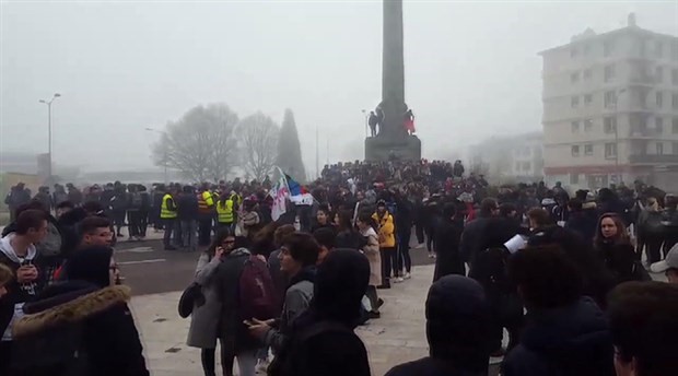 Fransa'da liselilerden 'Kara Salı' protestosu