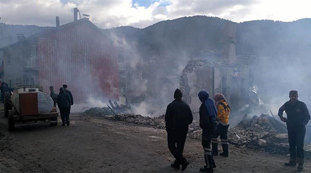Isparta'da 3 ev ve 2 traktör yandı, 11 hayvan yaşamını yitirdi