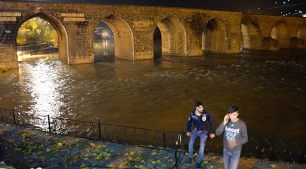 Diyarbakır'da sel paniği: Baraj kapağı koptu