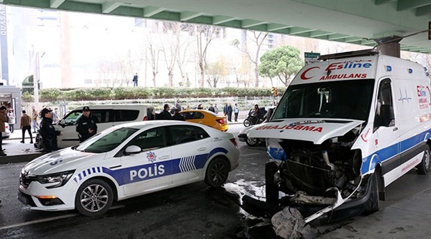 Mecidiyeköy'de ambulans ile ticari araç çarpıştı