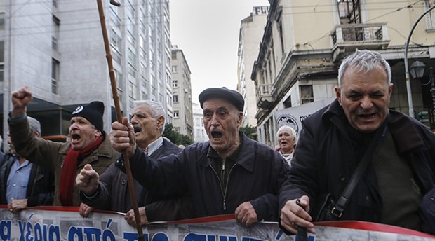 Yunanistan'da 3 bin emekli hakları için sokakta