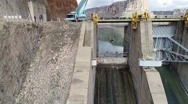 Dicle Barajı'nda kopan kapağın montajı için çalışmalara başlandı
