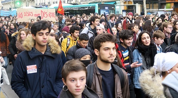 Paris'te lise öğrencileri Macron'un eğitim politikalarını protesto etti