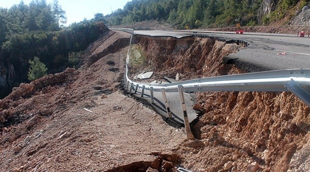 Antalya'da heyelan: Yeni yapılan duble yol çöktü