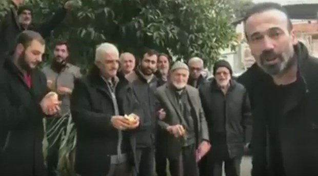 Fatih Portakal'ı portakal yiyerek protesto ettiler
