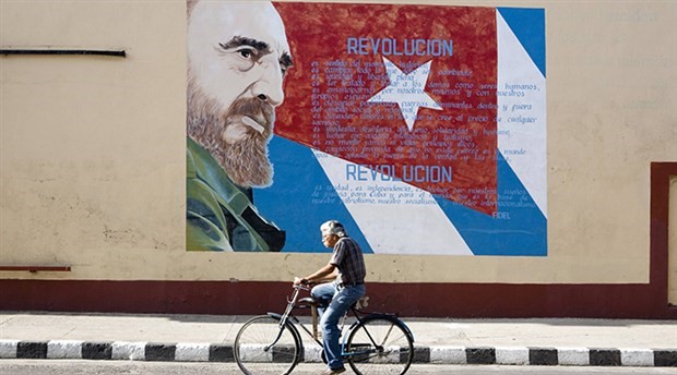 Küba'da anayasa taslağına komünizm yeniden eklendi