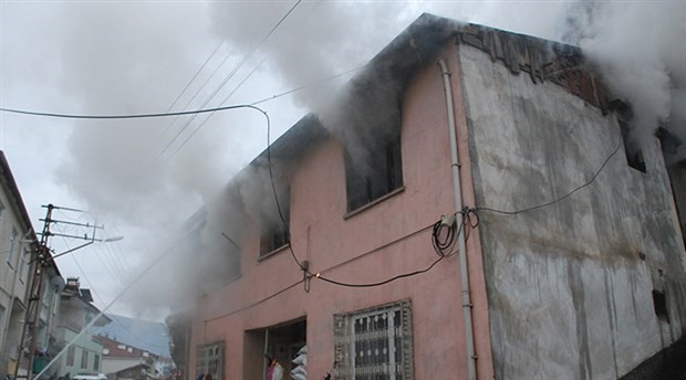 Yangın çıkan evde bir çocuk yaşamını yitirdi