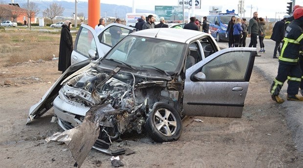 Aksaray'da yolcu otobüsü ile otomobil çarpıştı: 3 yaralı
