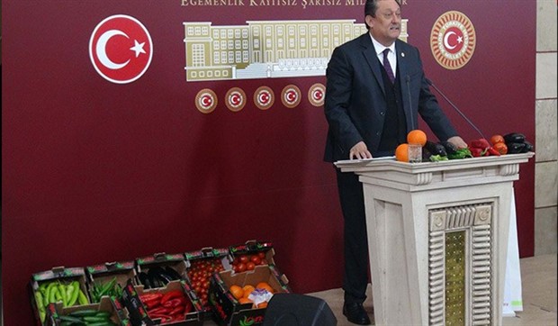 CHP’li Özer’den sebze-meyveli basın toplantısı: Baskıyla fiyatları düşüremezsiniz
