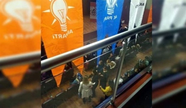 AKP’den İzmir’deki bir ortaokulda seçim propagandası