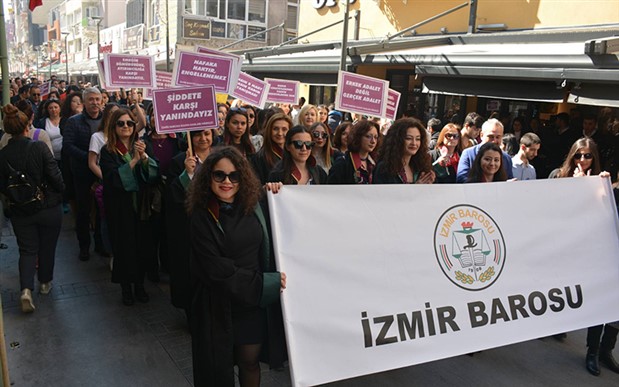Avukatlardan 8 Mart için cübbeli yürüyüş