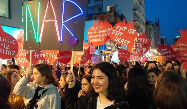 İzmir’de kadınlardan 8 Mart yürüyüşü: “Dünya yerinden oynar kadınlar özgür olsa”