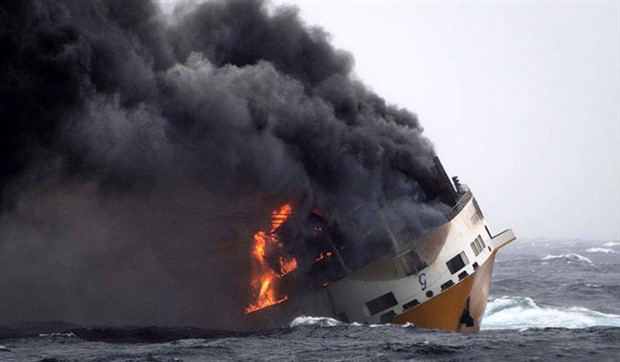 Yangında zarar gören İtalyan kargo gemisi battı
