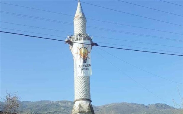 Cami minaresine AKP bayrağı asıldı