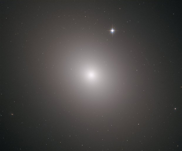 Hubble Teleskobu, Messier 49 Galaksisi’ni fotoğrafladı
