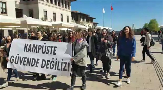 Koç Üniversitesi’nde öğrenciler, erkek şiddetinin örtbas edilmesini  protesto etti