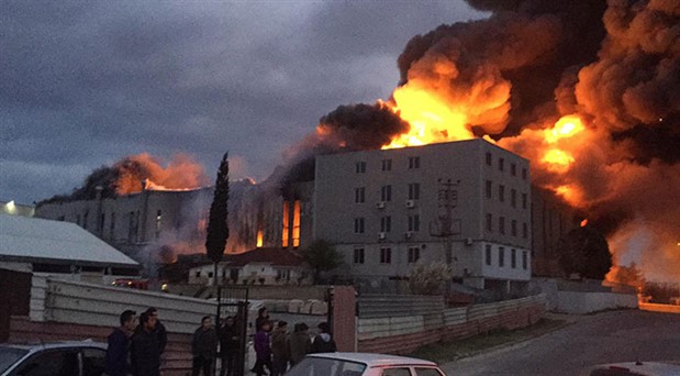 Gebze’de sünger fabrikasında yangın