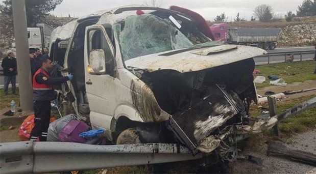 Tarsus’ta minibüs devrildi: Ölü ve yaralılar var