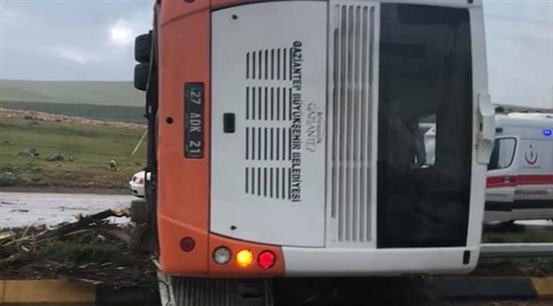 Antep’te belediye otobüsü devrildi: 25 yaralı