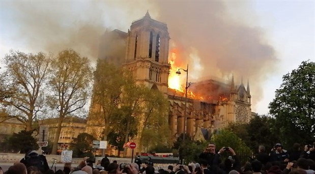 Notre Dame Katedrali’nde yangın