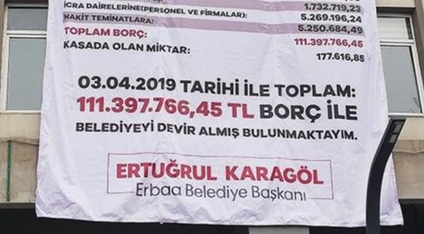 MHP’li Başkan, AKP’li selefinin bıraktığı borçları belediye binasına asarak ifşa etti