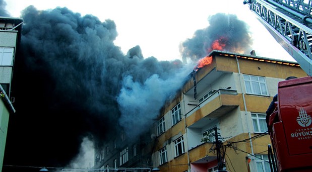 Beyoğlu’nda 4 katlı binada yangın