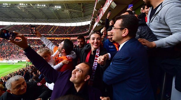 Galatasaray taraftarından İBB Başkanı İmamoğlu’na büyük ilgi