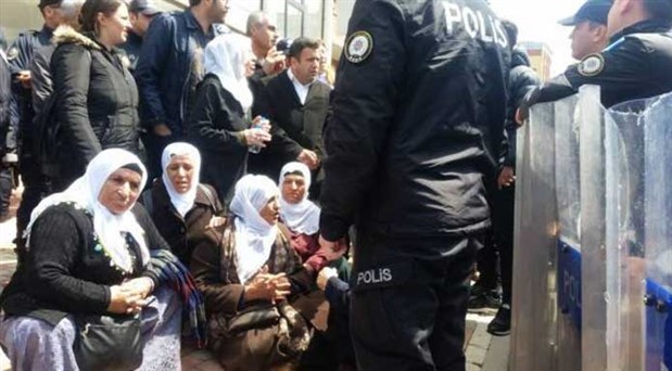 Tutuklu ailelerine polis saldırısı