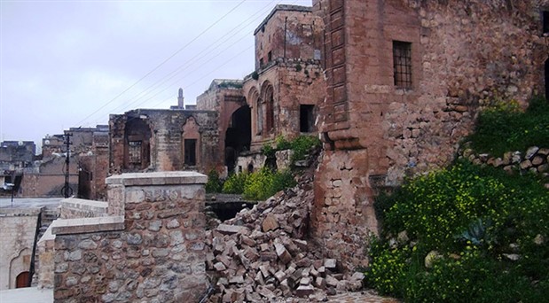 Mardin’de tarihi yapılar yağmurdan yıkıldı