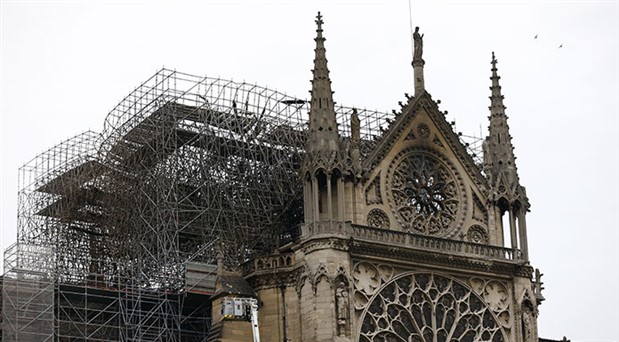 Notre Dame Katedrali’nin yeniden inşası için yasa tasarısı