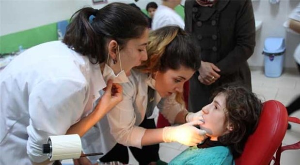 Engelli çocukların yüzünü güldürenler: Seyyar diş perileri