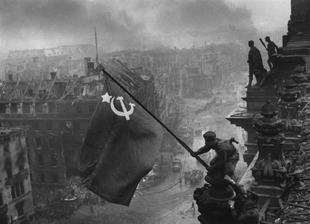 Reichstag’a dikilen kızıl bayrak 74 yaşında