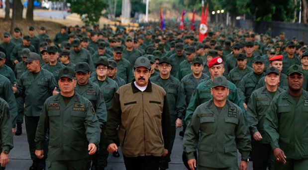 Maduro askerlerle birlikte yürüdü