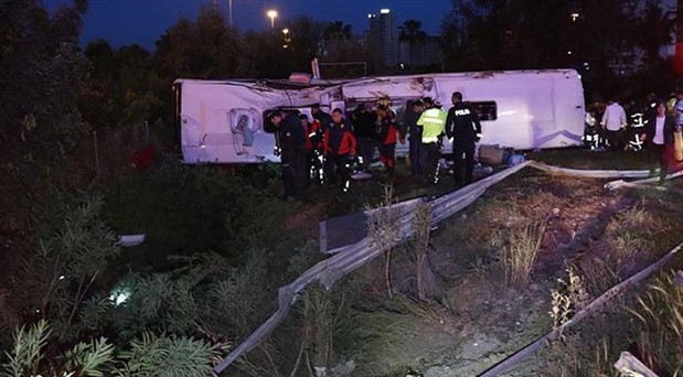 Yolcu otobüsü şarampole devrildi: 2 ölü, 21 yaralı