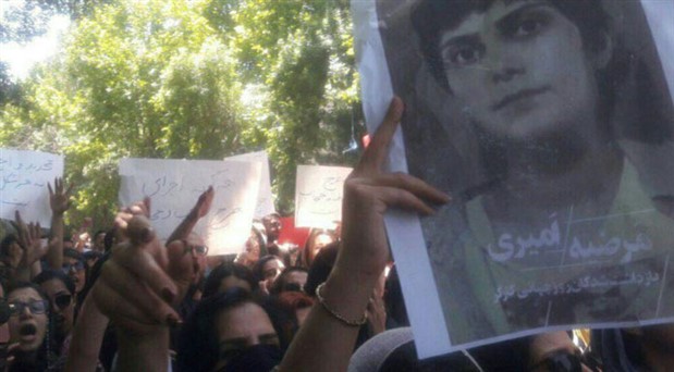Tahran Üniversitesi’nde türban protestoları