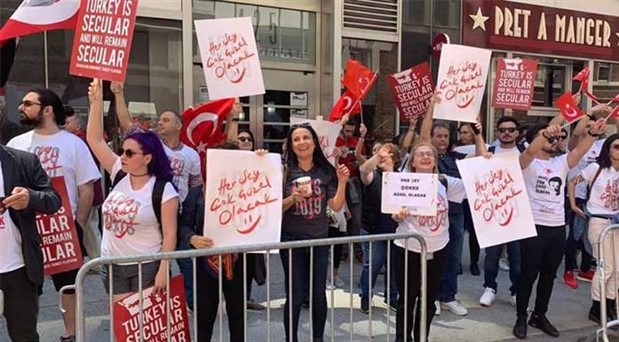 New York’taki Türk Günü Yürüyüşü’ne “Her şey çok güzel olacak” pankartları alınmadı