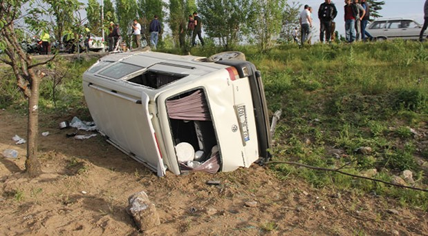 Afyonkarahisar’da işçileri taşıyan minibüs devrildi: 7 yaralı