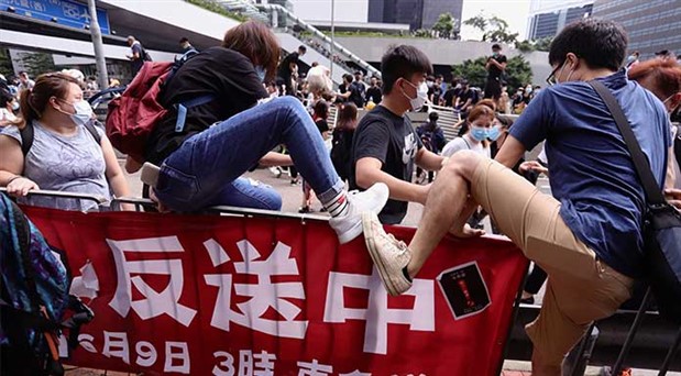 Hong Kong’da protestolar tasarı erteletti: ‘Geri döndük’