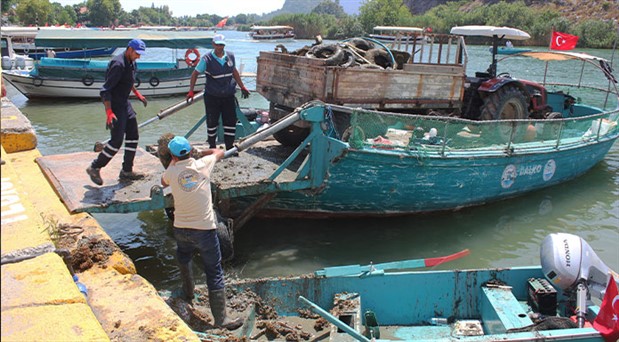 Dalyan Kanalı ve Köyceğiz Gölü’nden 20 traktör atık çıkarıldı
