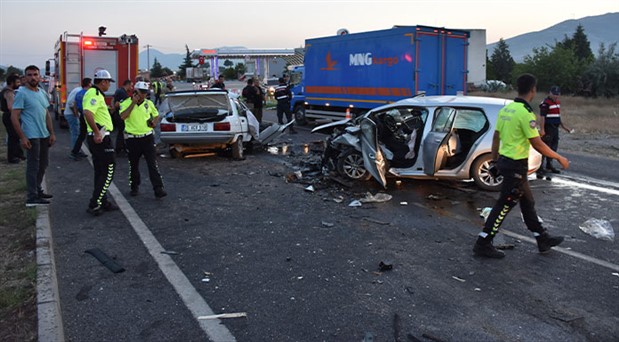 İzmir’de trafik kazası: 3 ölü, 1 yaralı