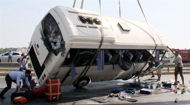 Antalya’da tur otobüsü devrildi: Yaralılar var